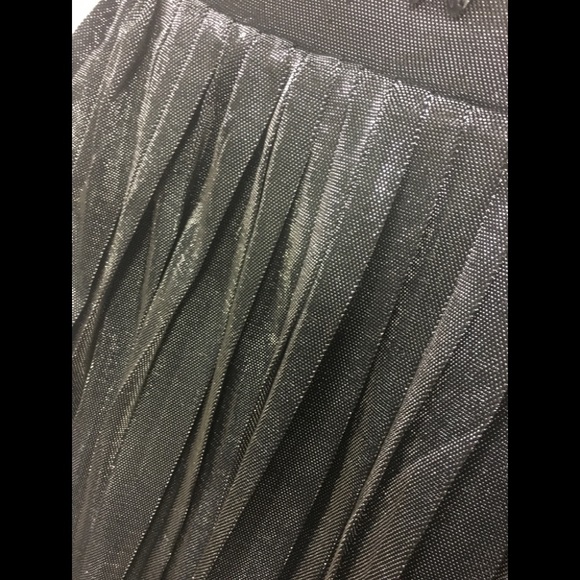 🌟HP🌟 Pleated Metallic Midi Skirt - Picture 7 of 8